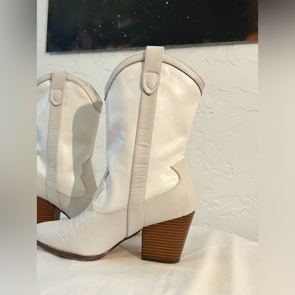 White pointed toe mid calf western boots. Size 6. EUC. Worn 1x. - Picture 5 of 12